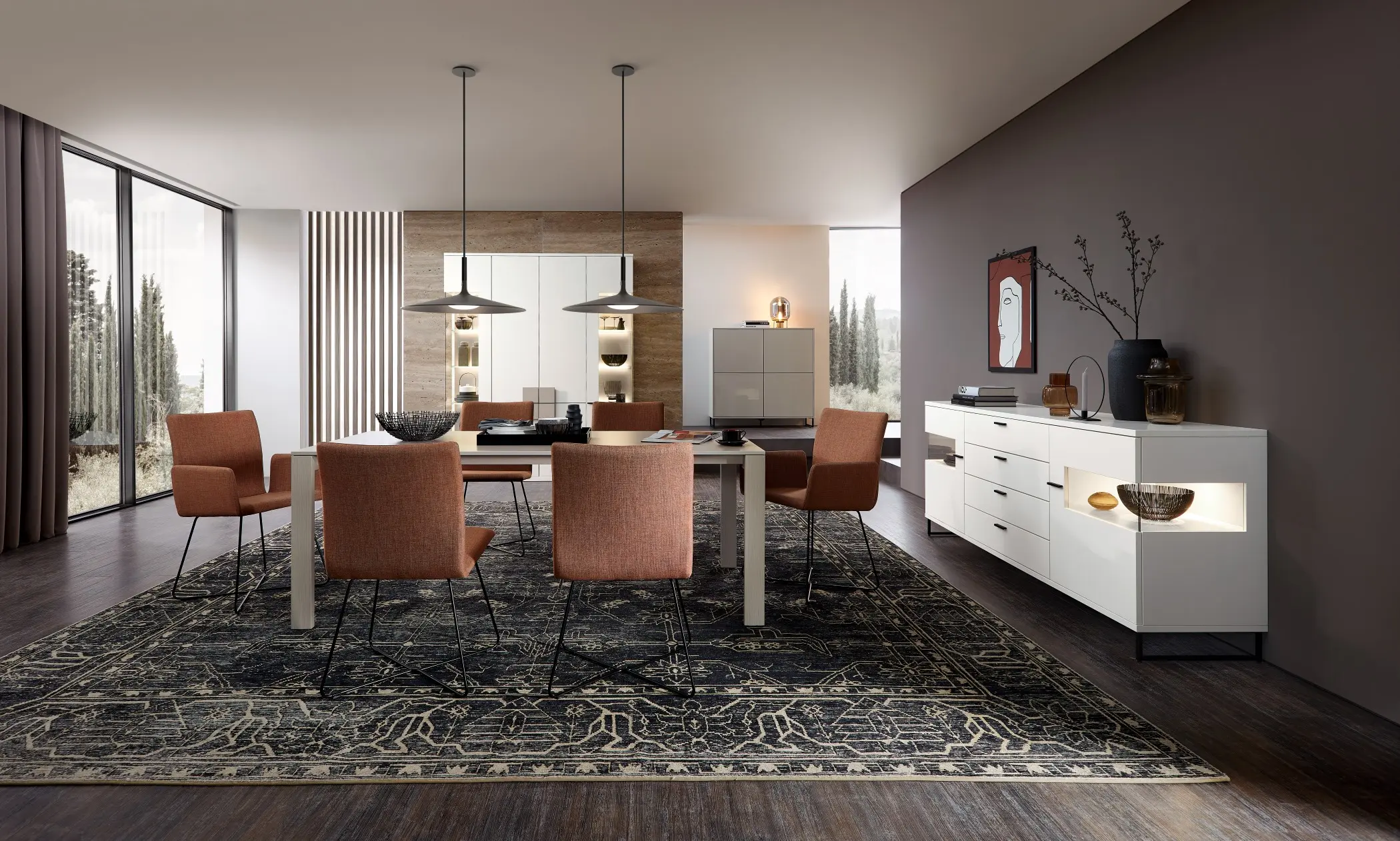 Ein Esszimmer mit Sideboard in Weiß hochglanz mit Glas und Beleuchtung. Ein Highboard dazu. Ein Schlammfarbenes Sideboard ergänzt das Ensemble. Im Vordergrund ist eine Essgruppe zusehen, mit roten Stühlen.